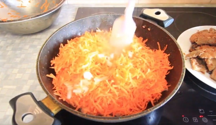 Προσθέστε τα καρότα στο κρεμμύδι και περάστε τα λαχανικά.