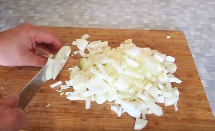 Zwiebel in kleine Würfel schneiden, drei Möhren raspeln.