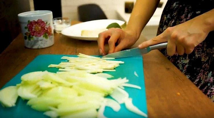 Nakrájejte celer na proužky.