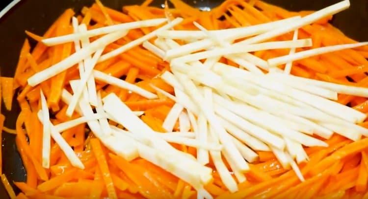 Fügen Sie den Karotten in einer Pfanne Sellerie hinzu.