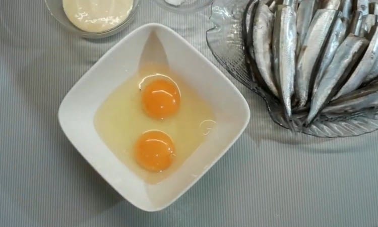 Zum Teig zwei Eier nehmen.