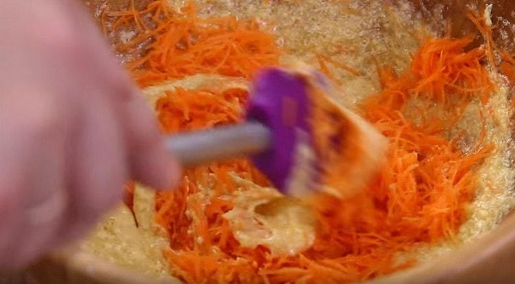 Fügen Sie Karotten zum Teig hinzu, mischen Sie alles.