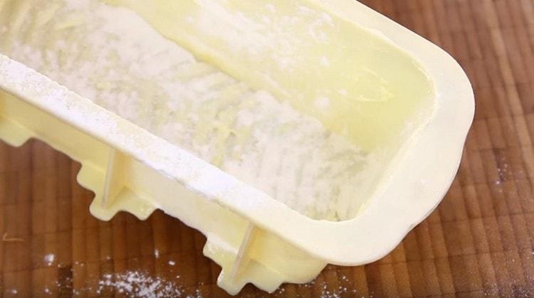 Die Kuchenform mit Butter schmieren und leicht mit Mehl bestreuen.