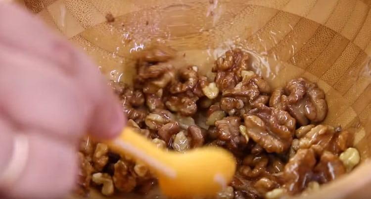 Do ořechů přidejte kousek másla, špetku soli a promíchejte.