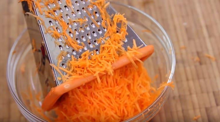 Reiben Sie die Karotten auf einer feinen Reibe.