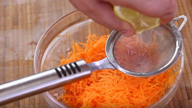 Ψεκάστε τα καρότα με το χυμό μισού λεμονιού.