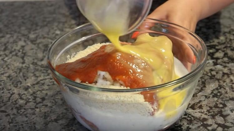 Aggiungi l'uovo agli altri ingredienti in una ciotola.