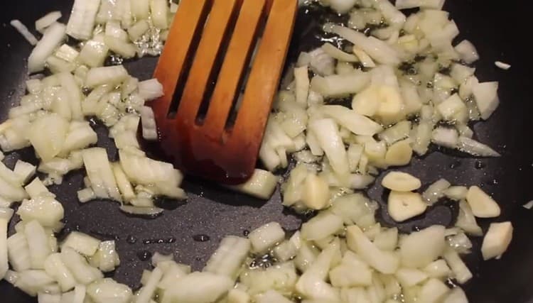 Aggiungi l'aglio alla cipolla.