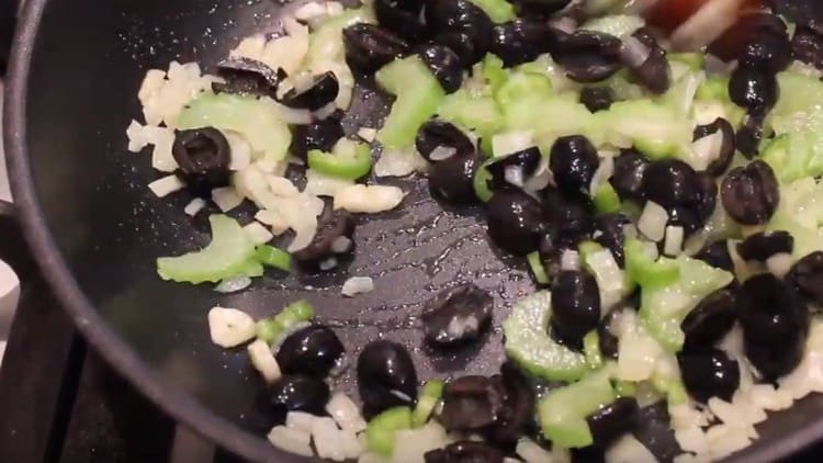 Rozetřete olivy a vařte ještě několik minut.
