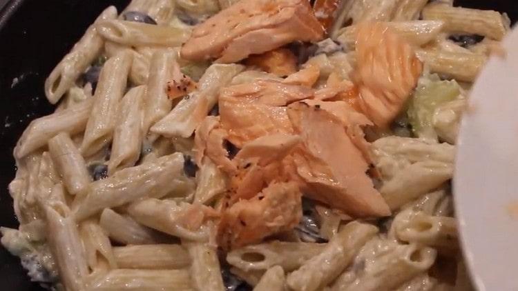 Lisää kalaviipaleet pasta kastikkeeseen.