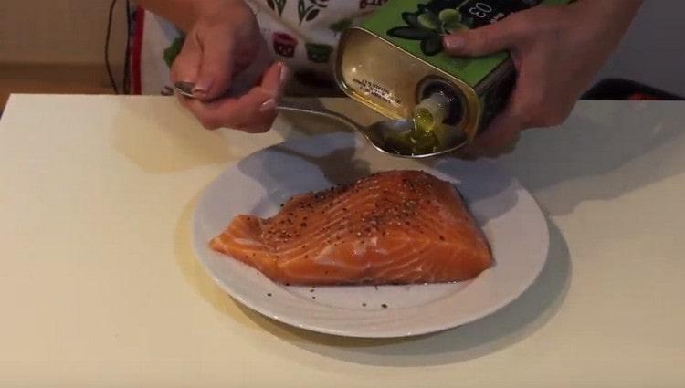 Cospargere il filetto di salmone con sale, pepe e condire con olio d'oliva.