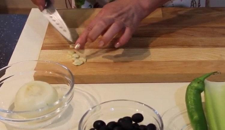 Taglia l'aglio a dadini.