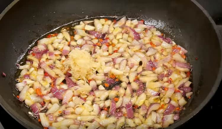 Aggiungi l'aglio alla cipolla con il pepe.