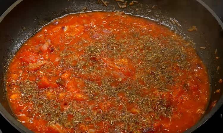 Подправете соса с провансалски билки, сол и черен пипер на вкус.