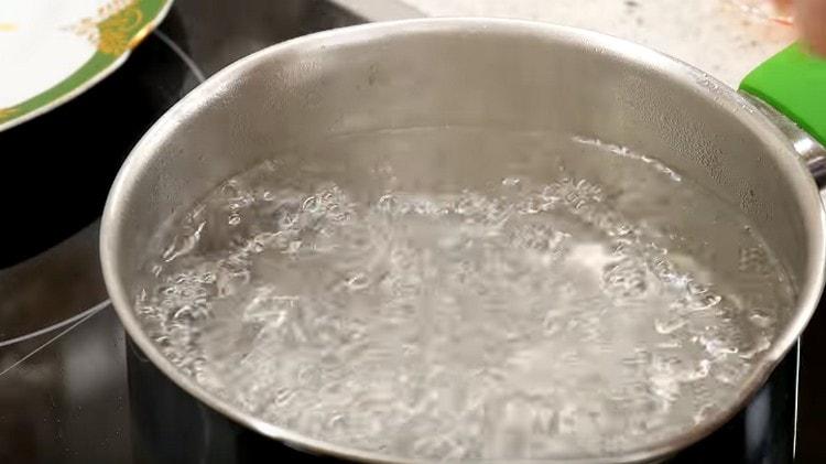 In einem separaten Topf das Wasser zum Kochen bringen.