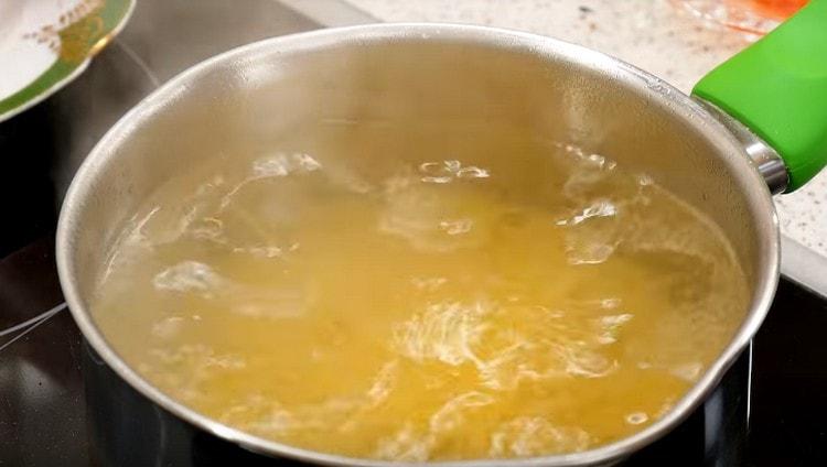 Ilagay ang pasta sa inasnan na tubig at lutuin.