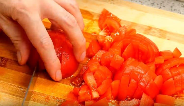 Geschälte Tomaten würfeln.