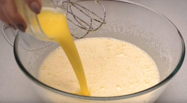 Do vaječné hmoty přidejte rozpuštěné máslo.