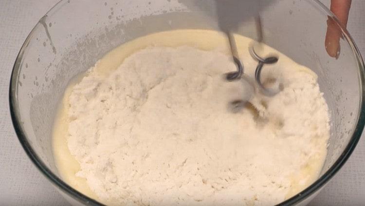 In alcune parti, iniziamo a introdurre la farina e impastare la pasta.
