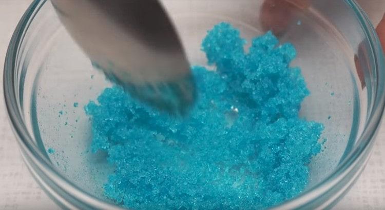 По същия начин можете да готвите захар от различни цветове.
