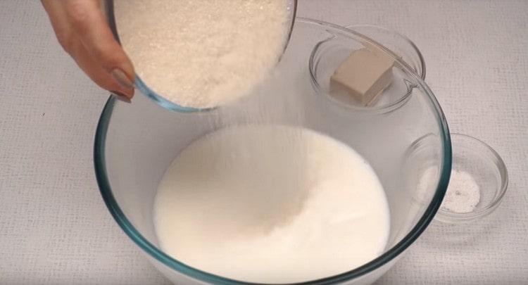 Į pieną įpilkite cukraus ir druskos.