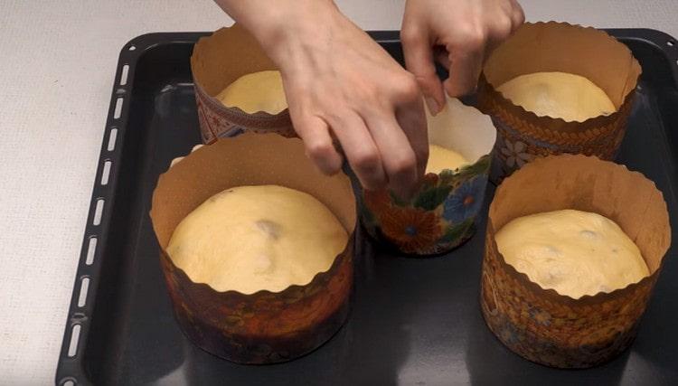 Поставете тестото във форми върху лист за печене.