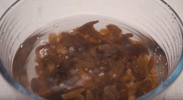 Ang mga steamed raisins na may tubig na kumukulo.