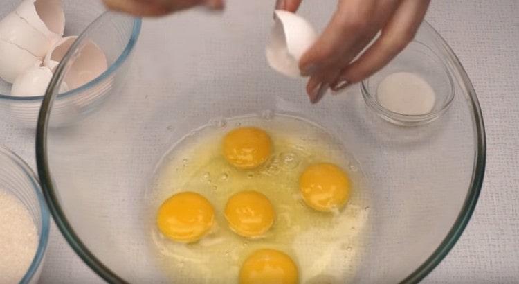 mušti 5 kiaušinius į dubenį.