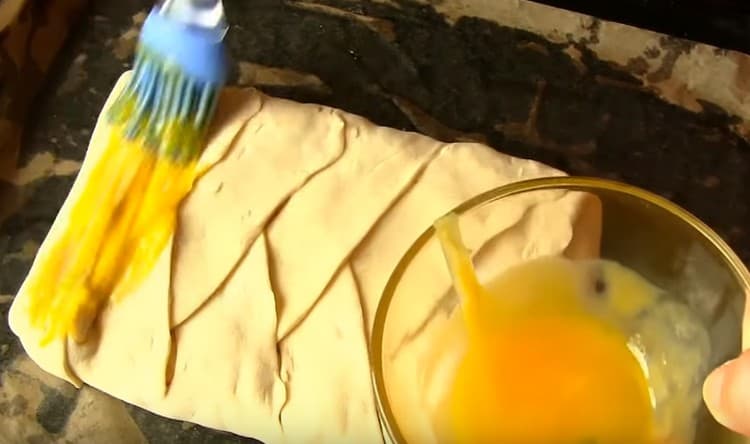 Преди да изпратите във фурната, намажете тортата с разбит жълтък.