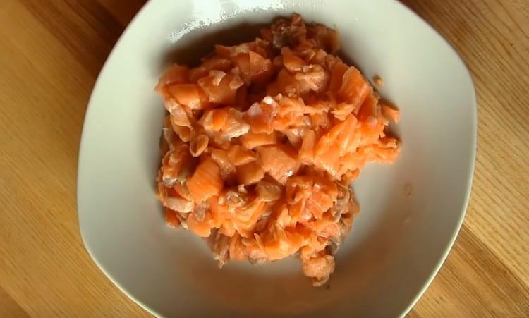 Tagliare il filetto di salmone in un cubetto.