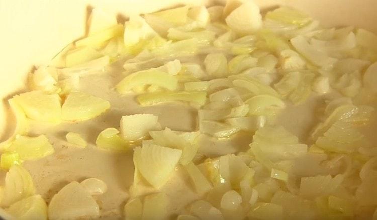Friggere la cipolla in una padella fino a doratura.
