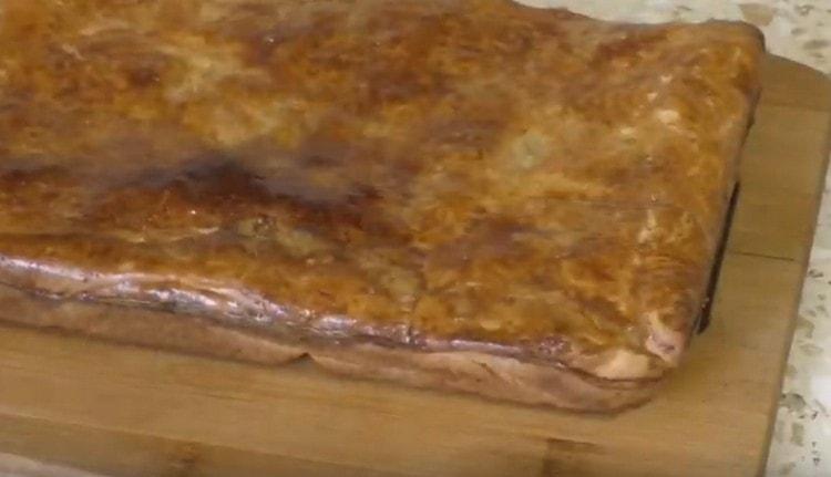 Ang nasabing isang mackerel pie ay lutuin sa oven nang maximum na kalahating oras.
