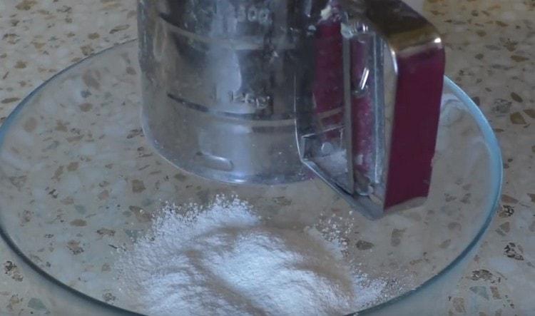 Пресейте брашното, добавете сол към него.