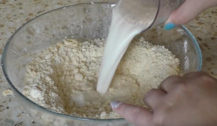 Introduciamo latte con lievito nella massa della farina.