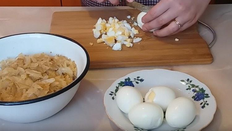 Taglia le uova sode a dadini.