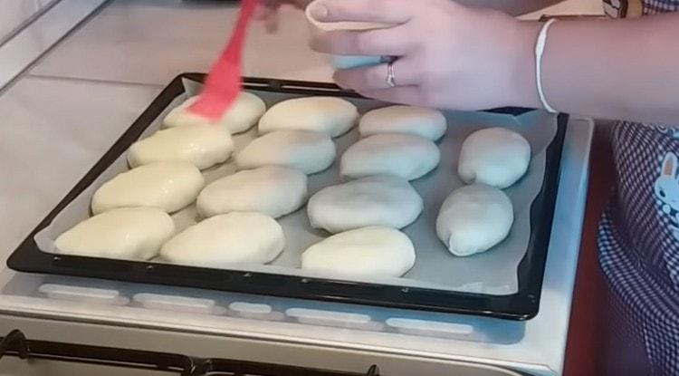 Die Bratlinge mit einem geschlagenen Ei einfetten und in den Ofen geben.