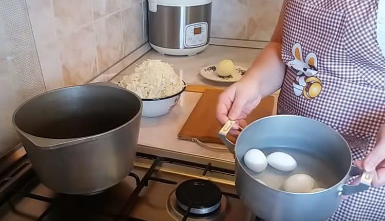 Mettiamo le uova a ebollizione, scaldiamo l'olio vegetale in un calderone o una padella.