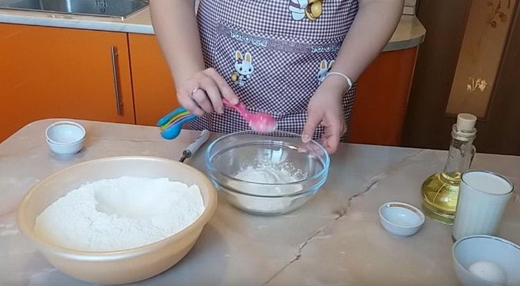 Yhdistä hiiva, sokeri ja vähän jauhoja taikinan valmistamiseksi.