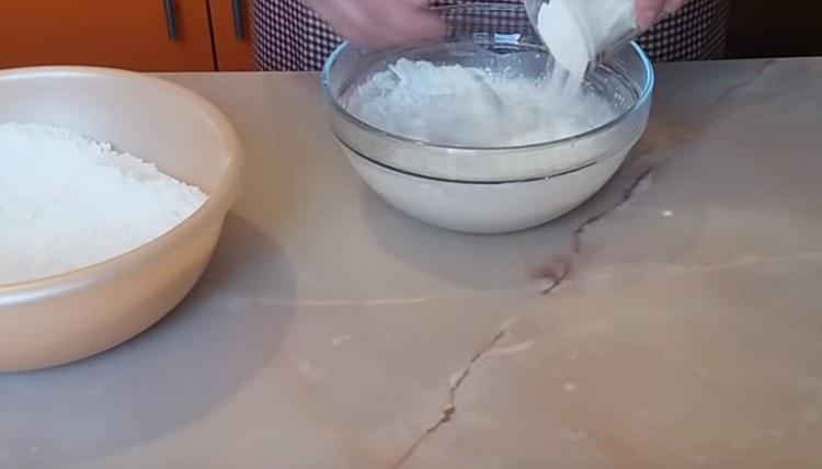 Можете да добавите сол, растително масло, брашно към тестото.