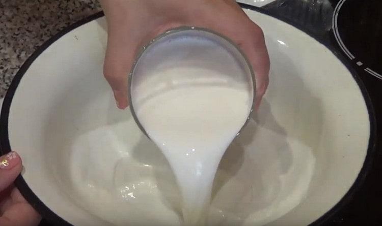 Изсипете мляко в купа или тиган, загрейте до телесна температура.