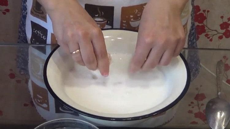 Разтворете прясна мая в мляко.