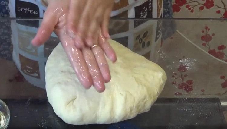 Ha a tészta a kezéhez tapad, akkor kenje meg növényi olajjal.
