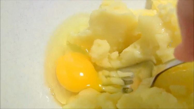За да направите картофено пюре от картофи, смесете картофено пюре и яйца