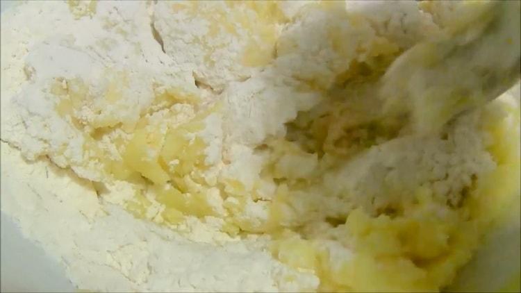 Sieben Sie das Mehl, um Kartoffelpüree zuzubereiten