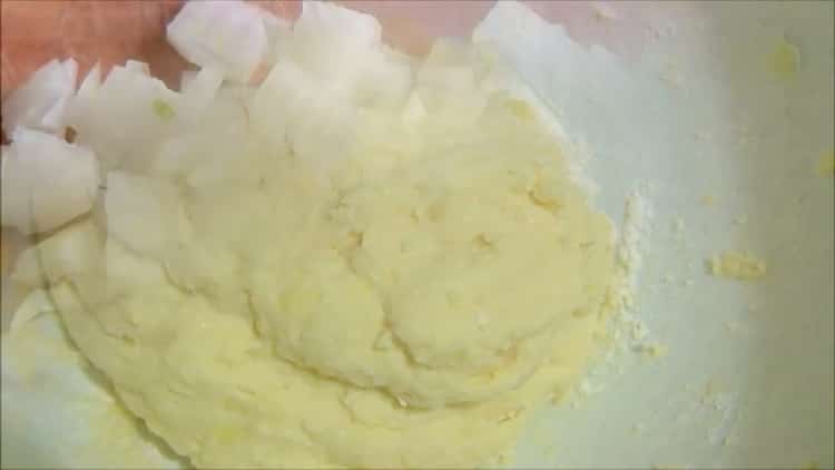 За да направите питки с картофено пюре, направете тесто