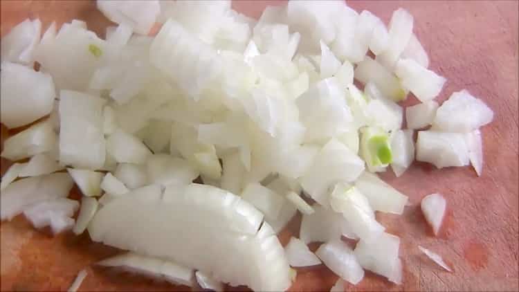 لجعل فطائر الأرز ، يقطع البصل