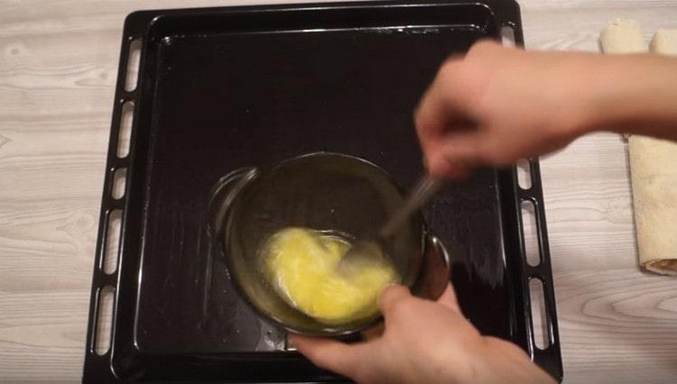 Sbattere l'uovo con una forchetta.