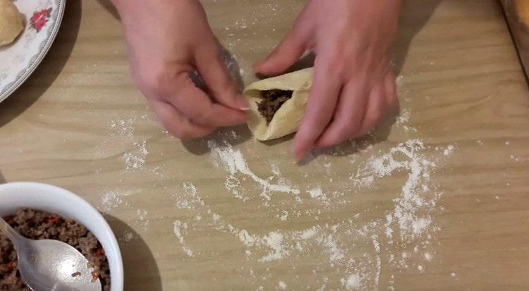 Összekapcsoljuk a tészta széleit, alkotva egy pitet.