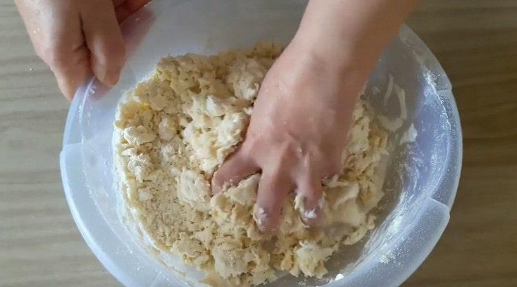 Dörzsölje meg a tésztát kézzel.