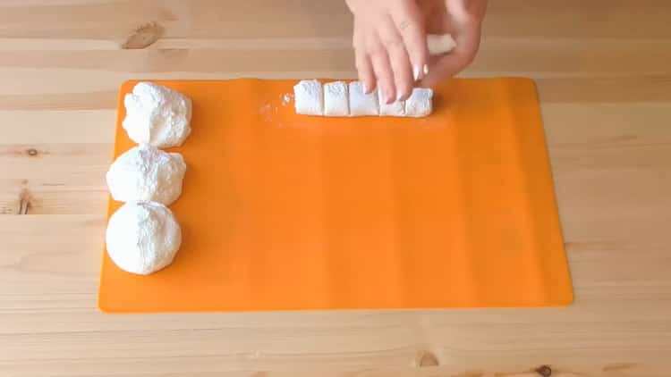 Jak se naučit, jak vařit chutné koláčky z listového těsta s tvarohem